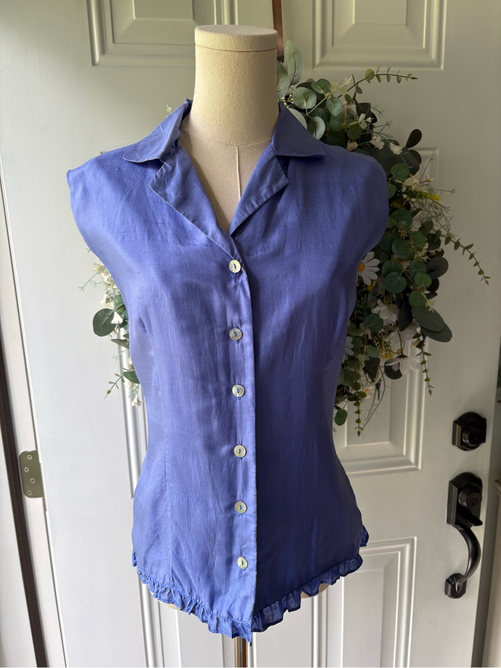 Anne Carson Sleeveless Button-Front Blouse in Periwinkle Blue